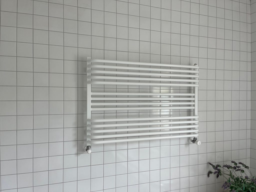 Hydrosol image of BDO Poll hydronic towel rail, white